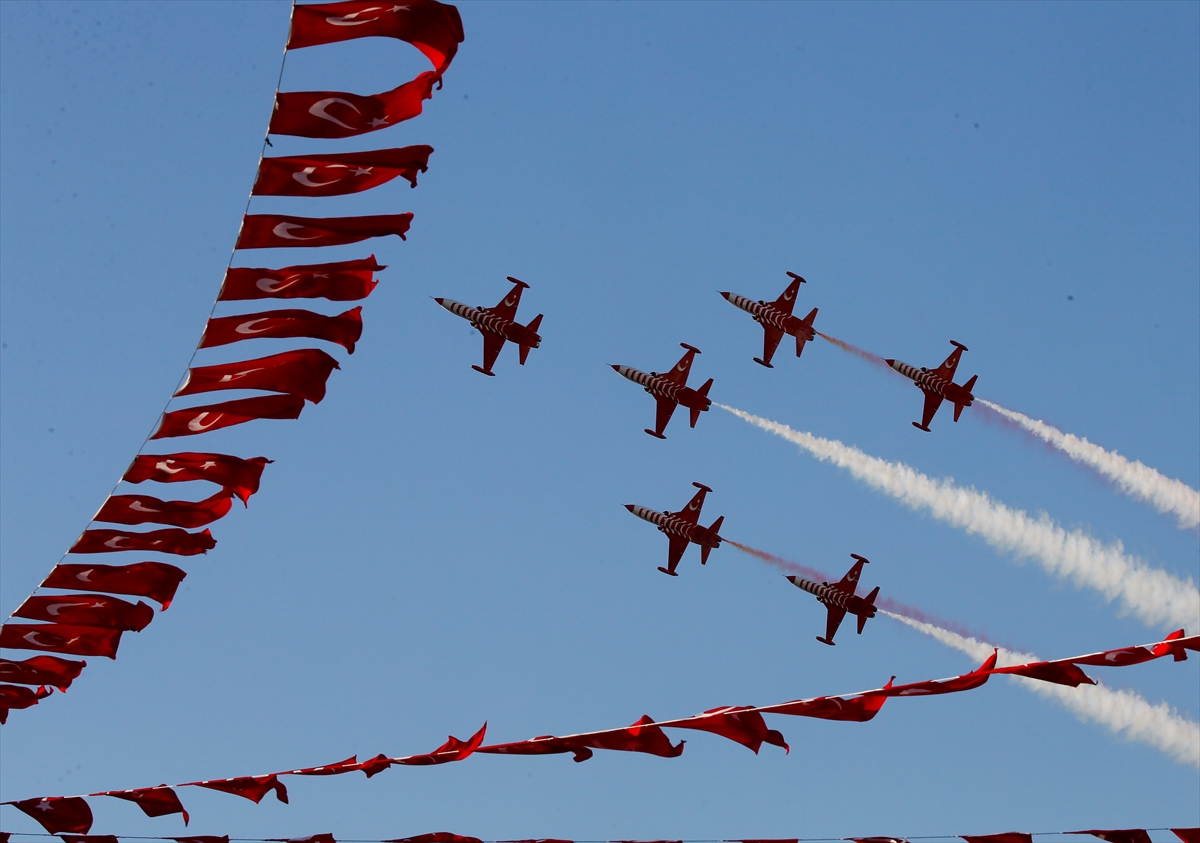 İzmir semalarında muhteşem gösteri