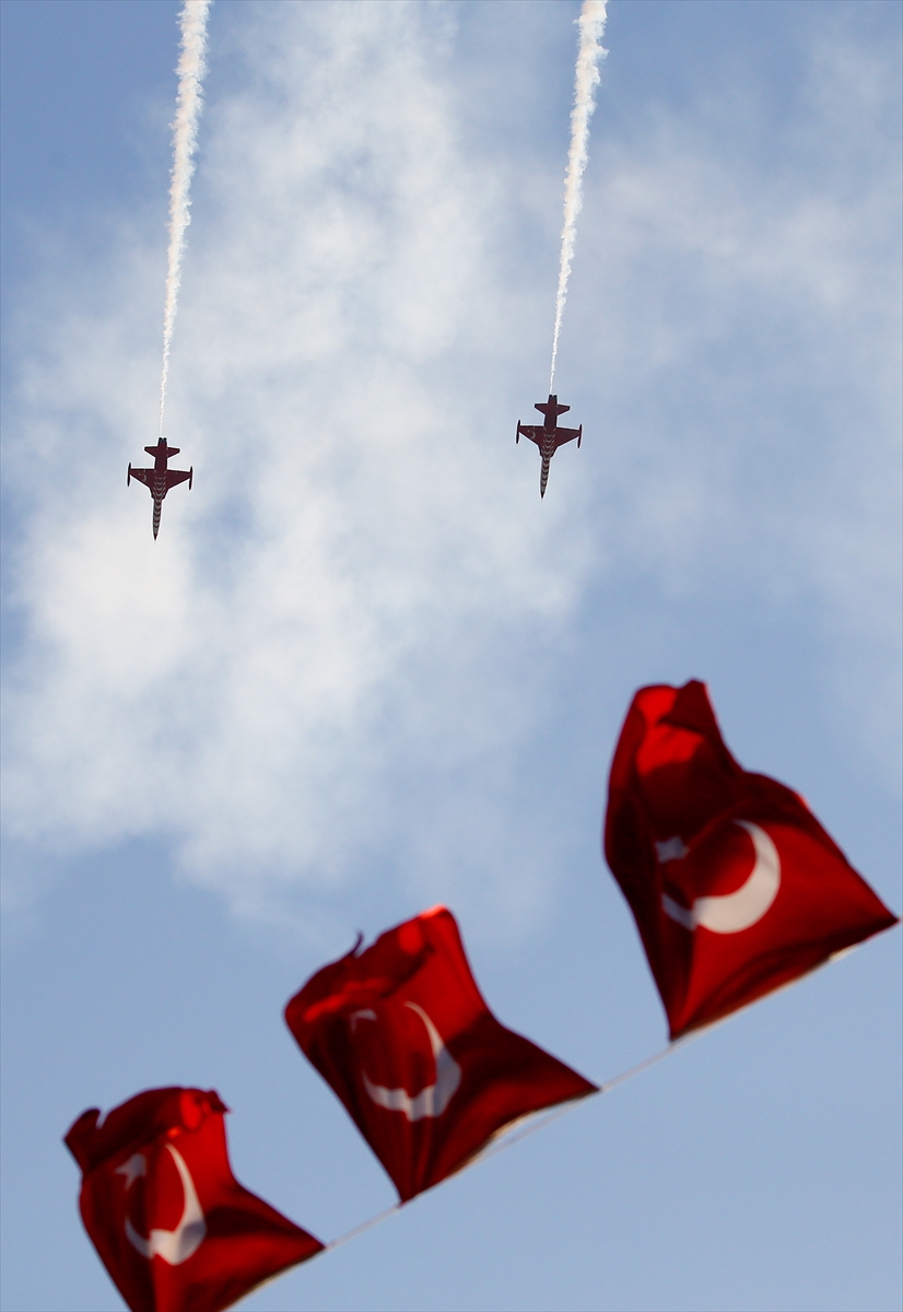 İzmir semalarında muhteşem gösteri