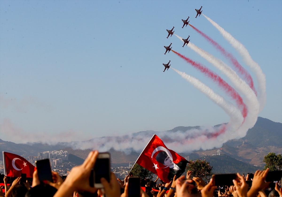 İzmir semalarında muhteşem gösteri