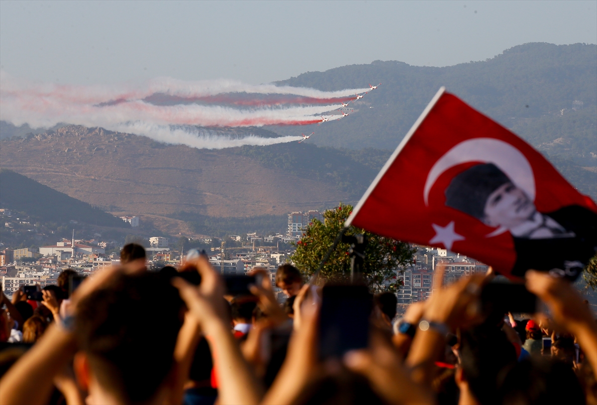 İzmir semalarında muhteşem gösteri