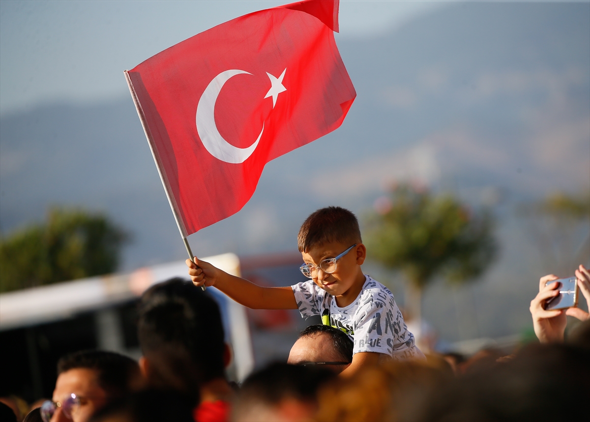 İzmir semalarında muhteşem gösteri