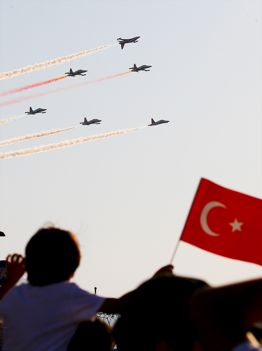 İzmir semalarında muhteşem gösteri