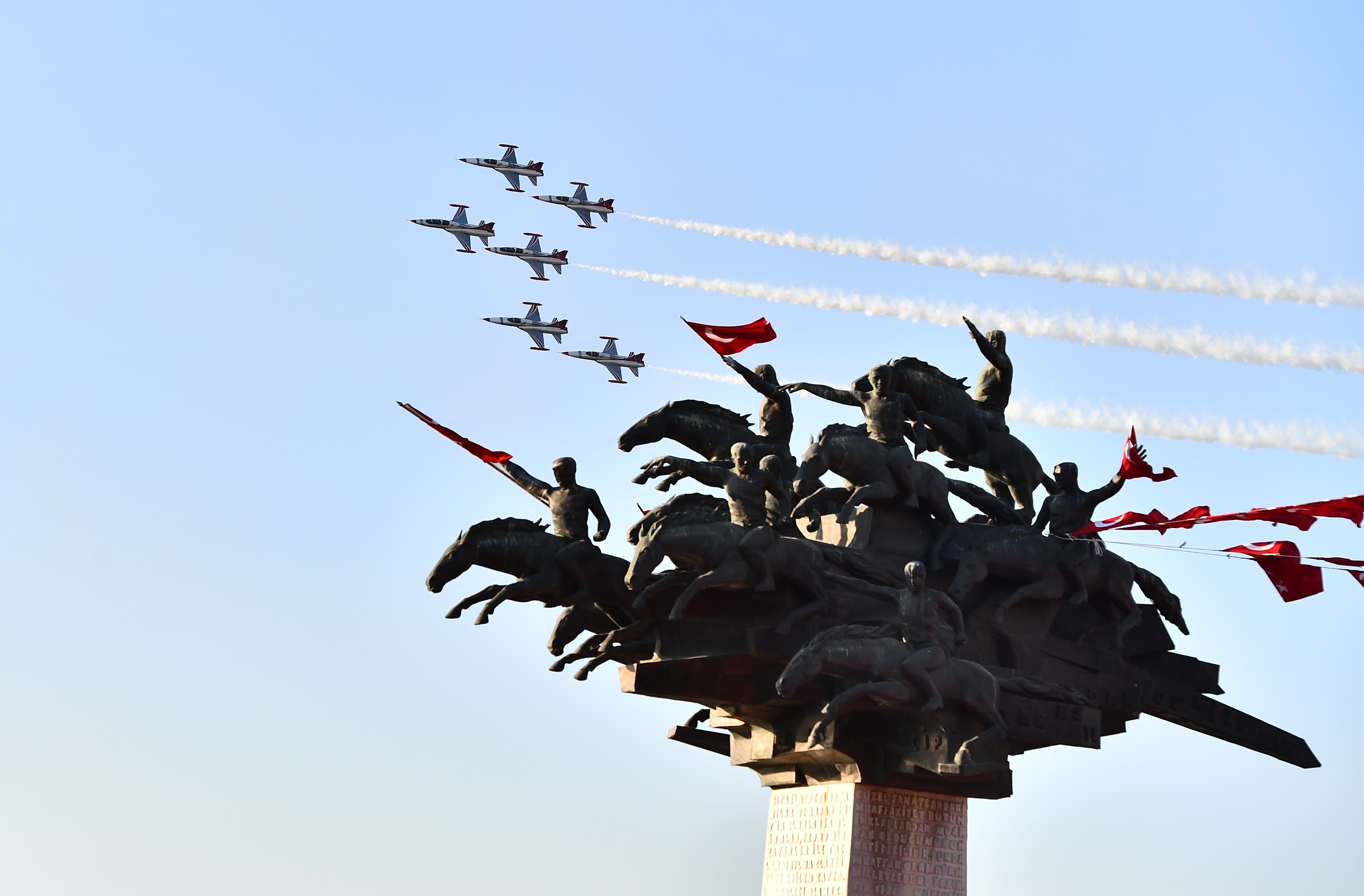 İzmir semalarında muhteşem gösteri