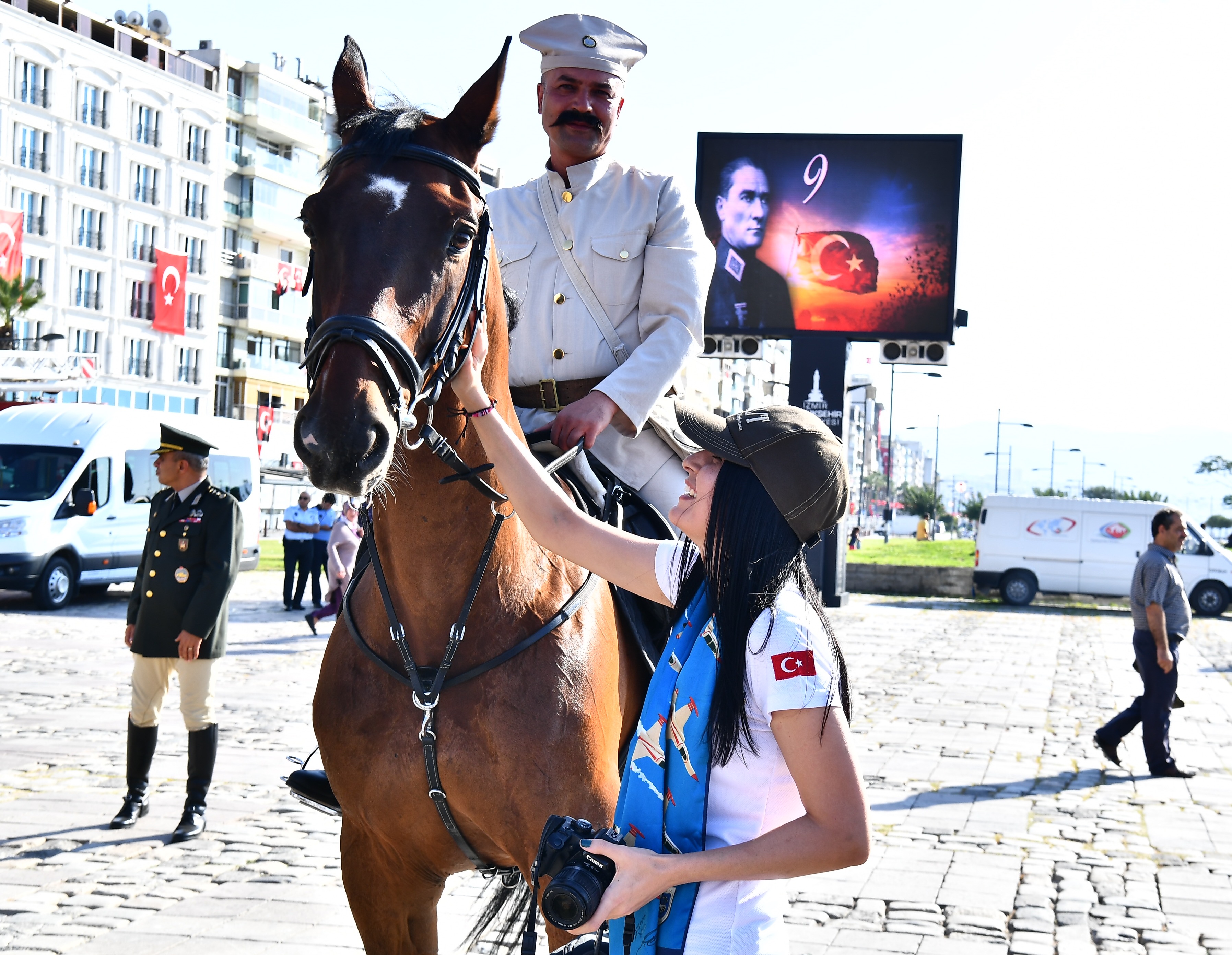 İzmir semalarında muhteşem gösteri