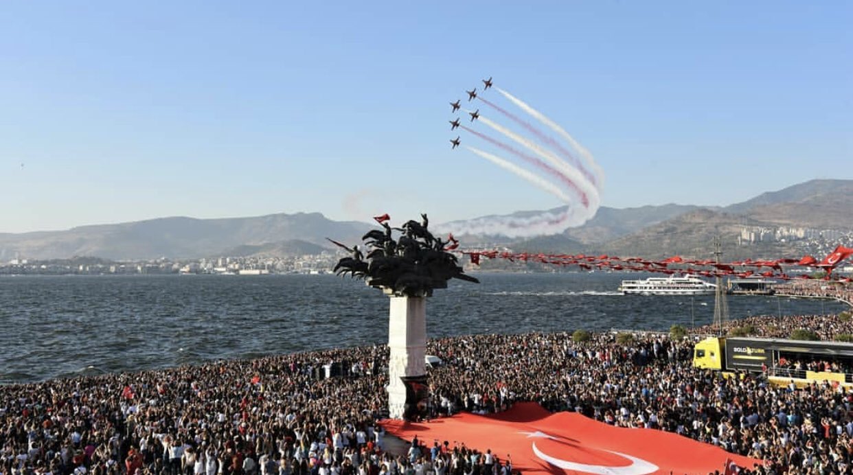 İzmir semalarında muhteşem gösteri