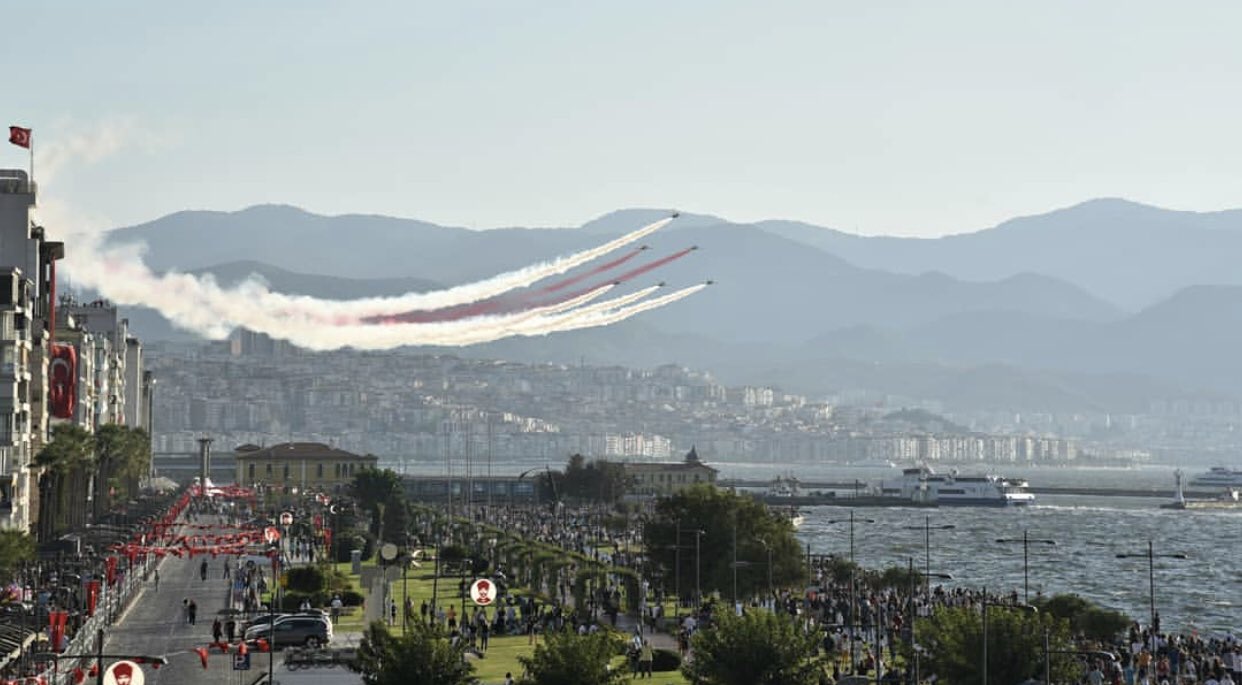 İzmir semalarında muhteşem gösteri