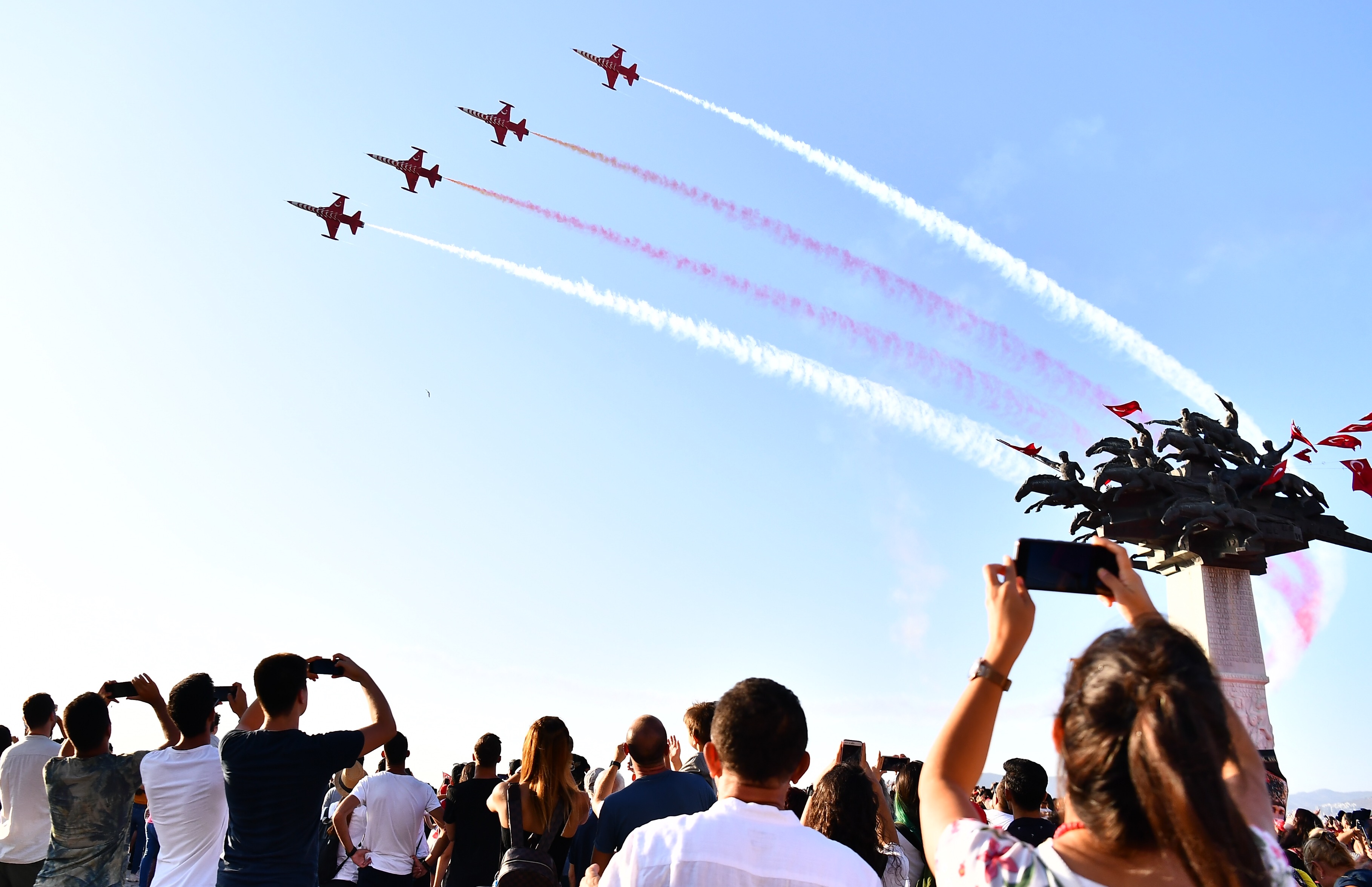 İzmir semalarında muhteşem gösteri