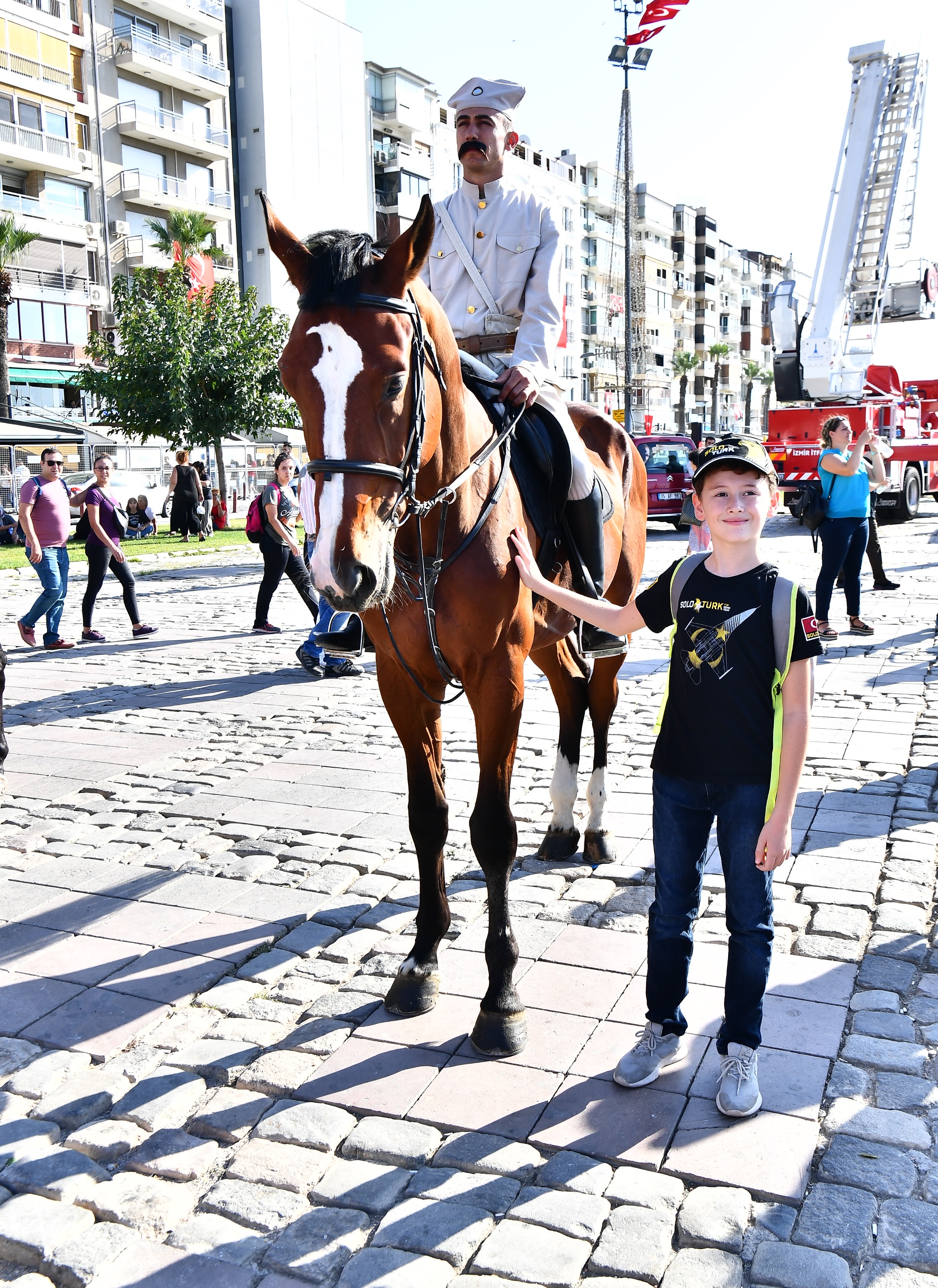 İzmir semalarında muhteşem gösteri