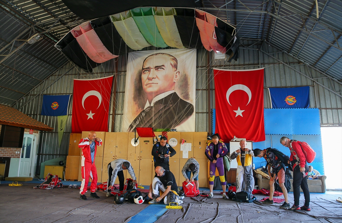Gökyüzü 'Deli Anlılar' grubuyla şenlendi