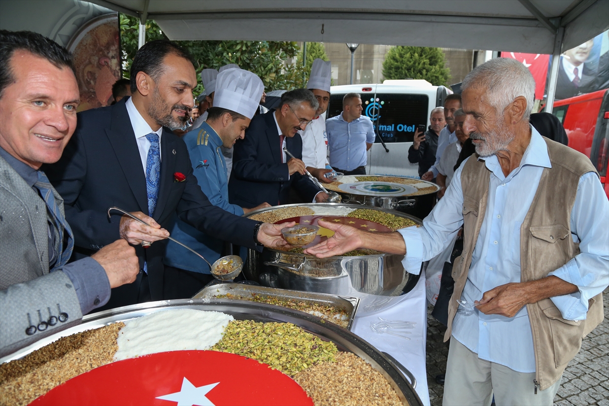 Cumhurbaşkanlığı Konak'ta aşure dağıttı