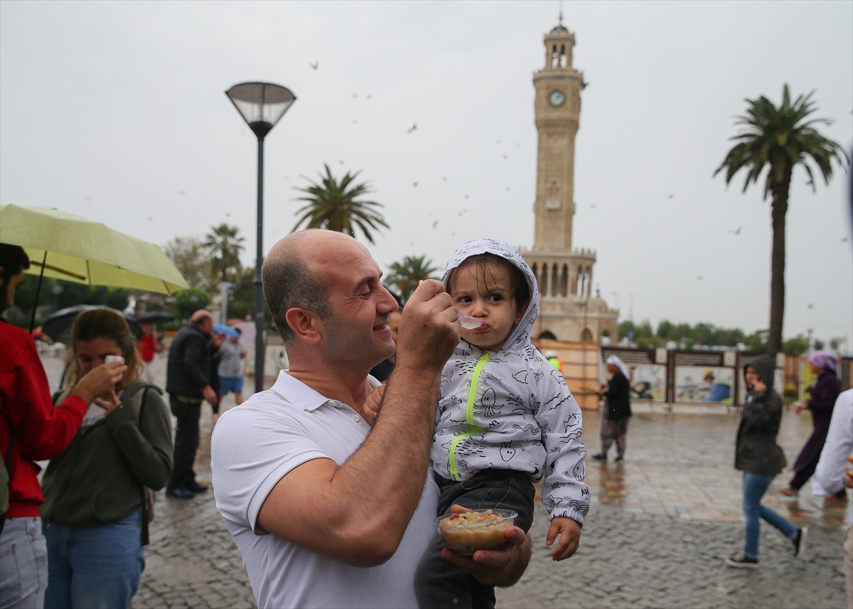 Cumhurbaşkanlığı Konak'ta aşure dağıttı