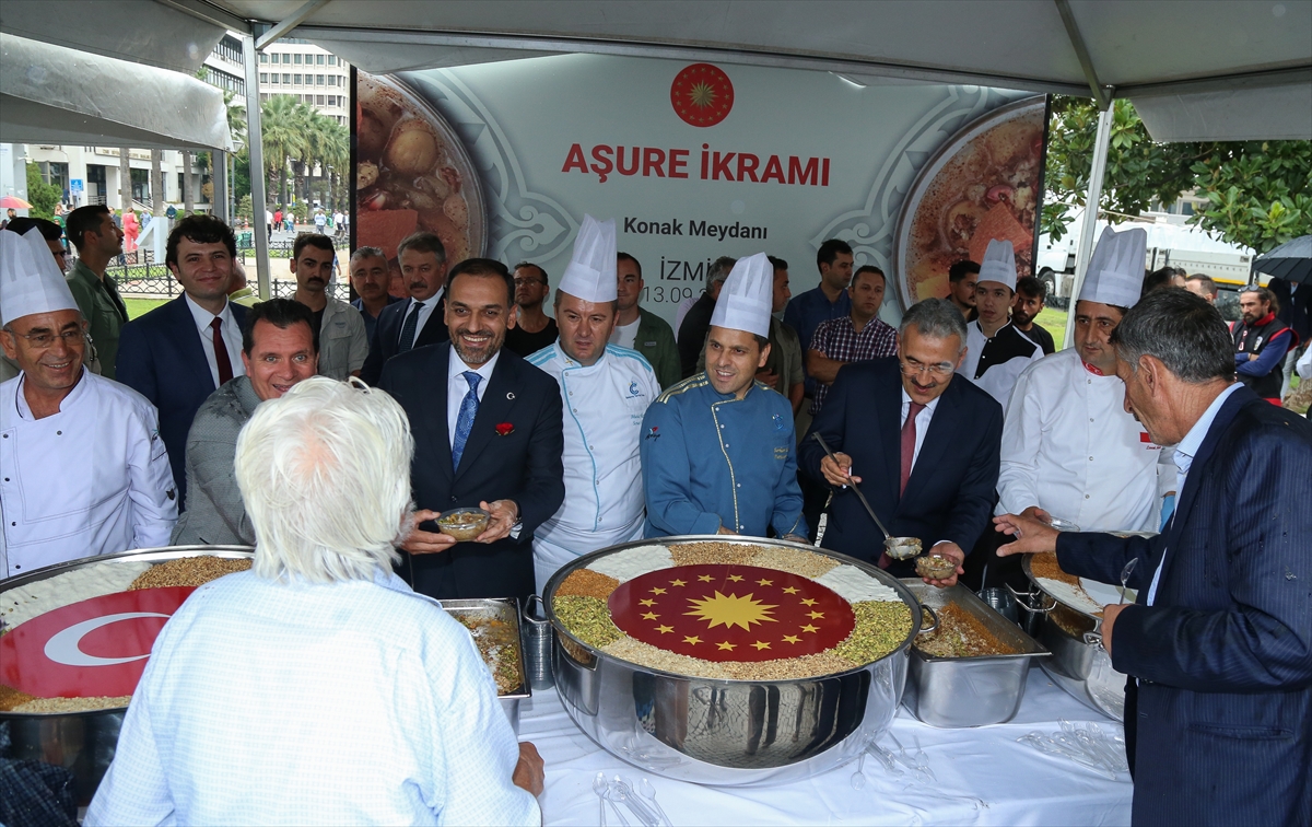 Cumhurbaşkanlığı Konak'ta aşure dağıttı