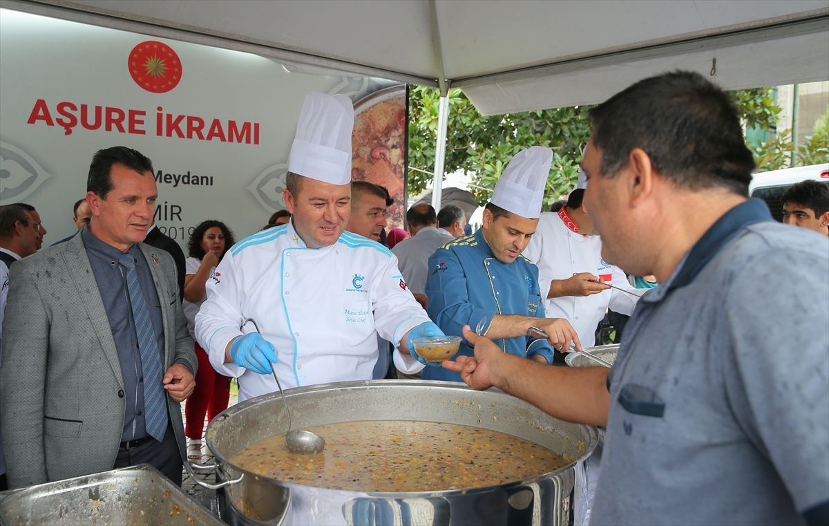 Cumhurbaşkanlığı Konak'ta aşure dağıttı