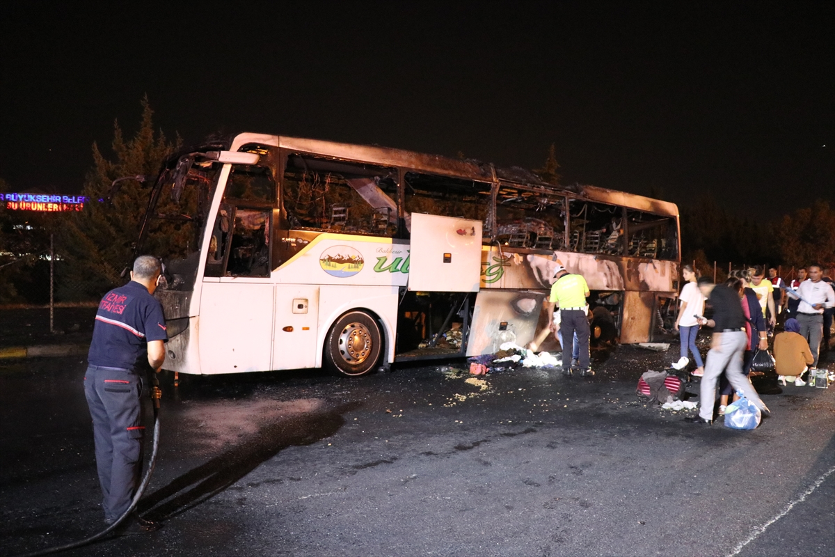 İzmir'de seyir halindeki otobüste yangın çıktı