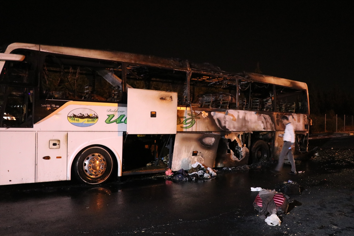 İzmir'de seyir halindeki otobüste yangın çıktı