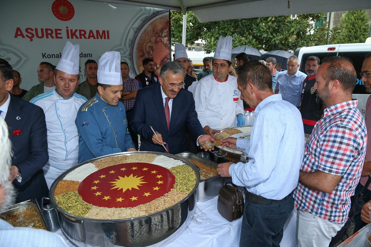 Cumhurbaşkanlığı Konak'ta aşure dağıttı