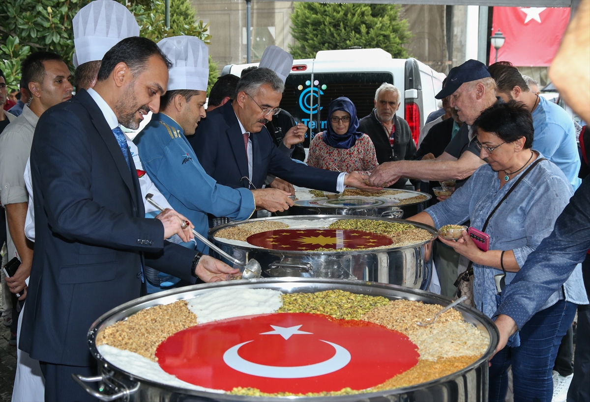 Cumhurbaşkanlığı Konak'ta aşure dağıttı