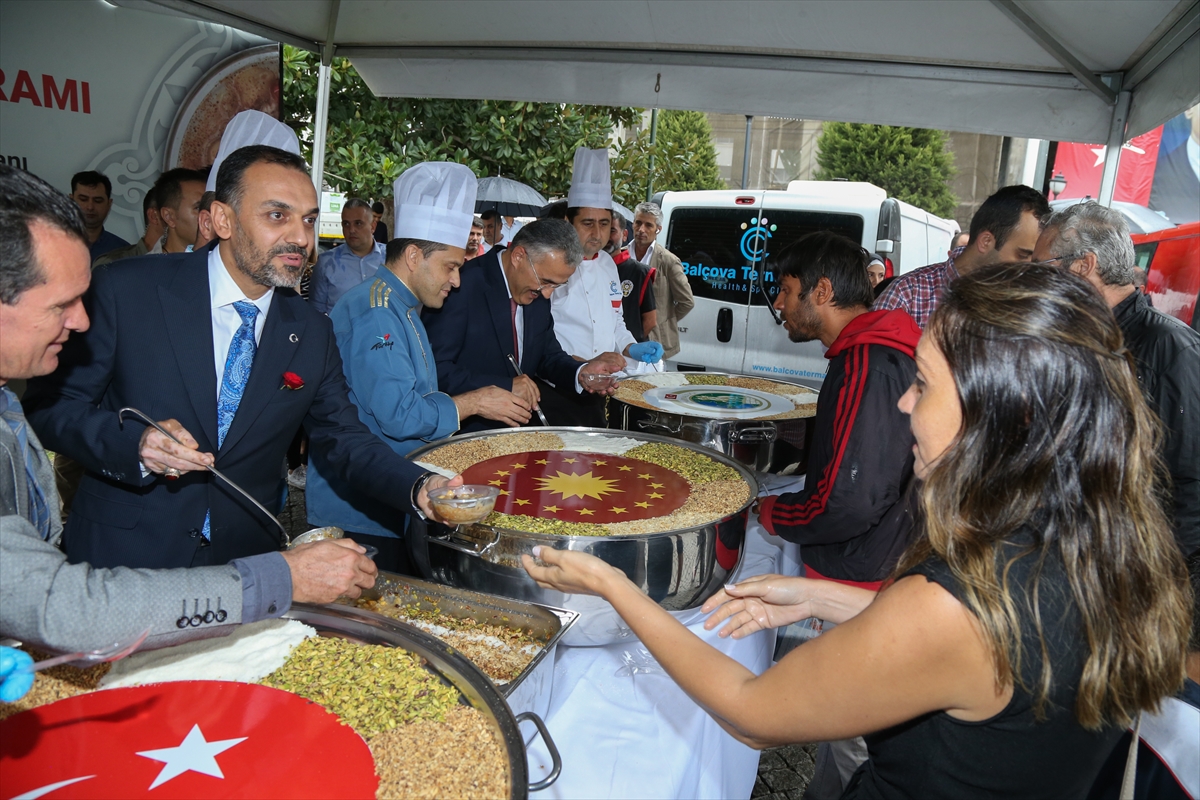 Cumhurbaşkanlığı Konak'ta aşure dağıttı
