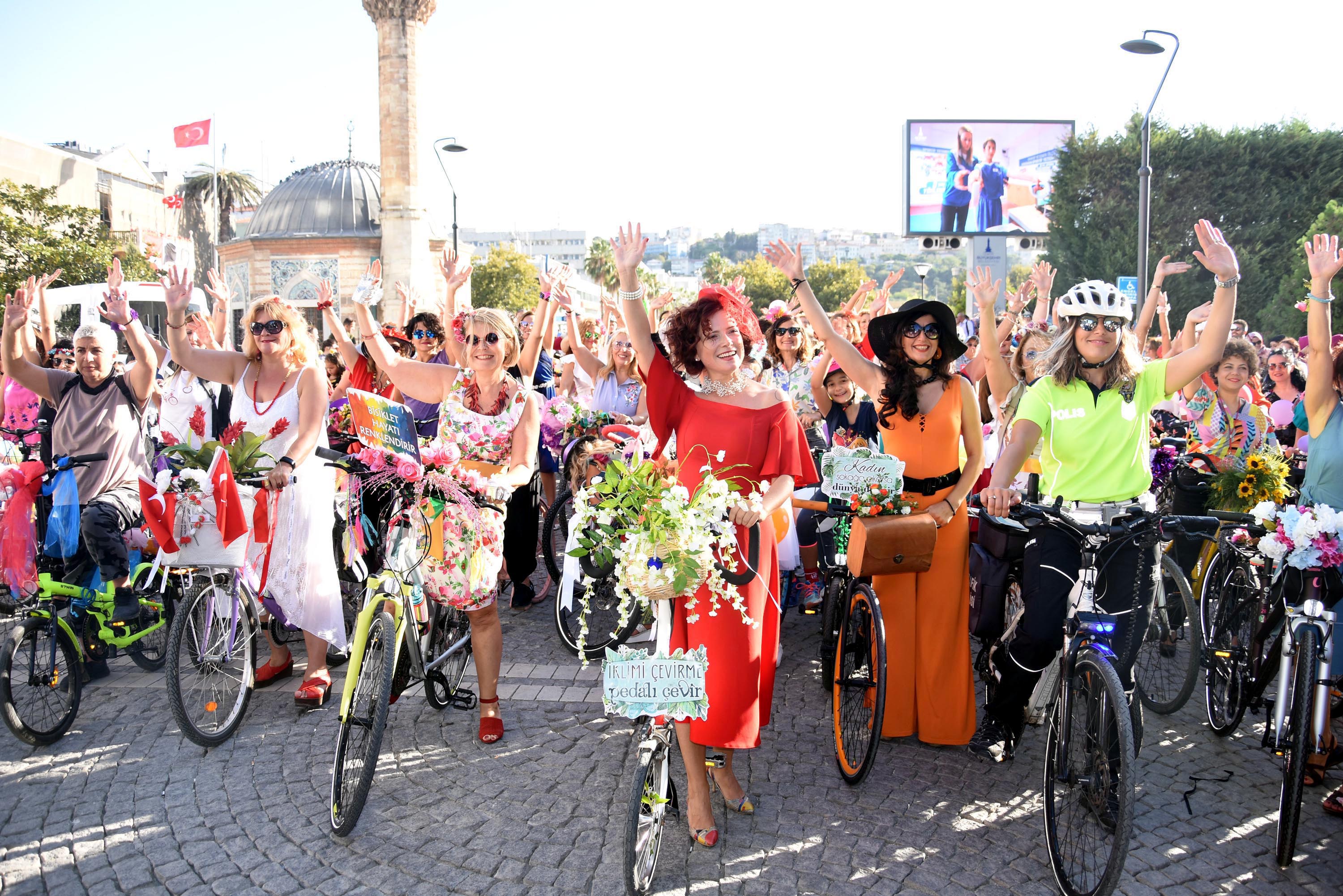 İzmir'in süslü kadınları yolları şenlendirdi