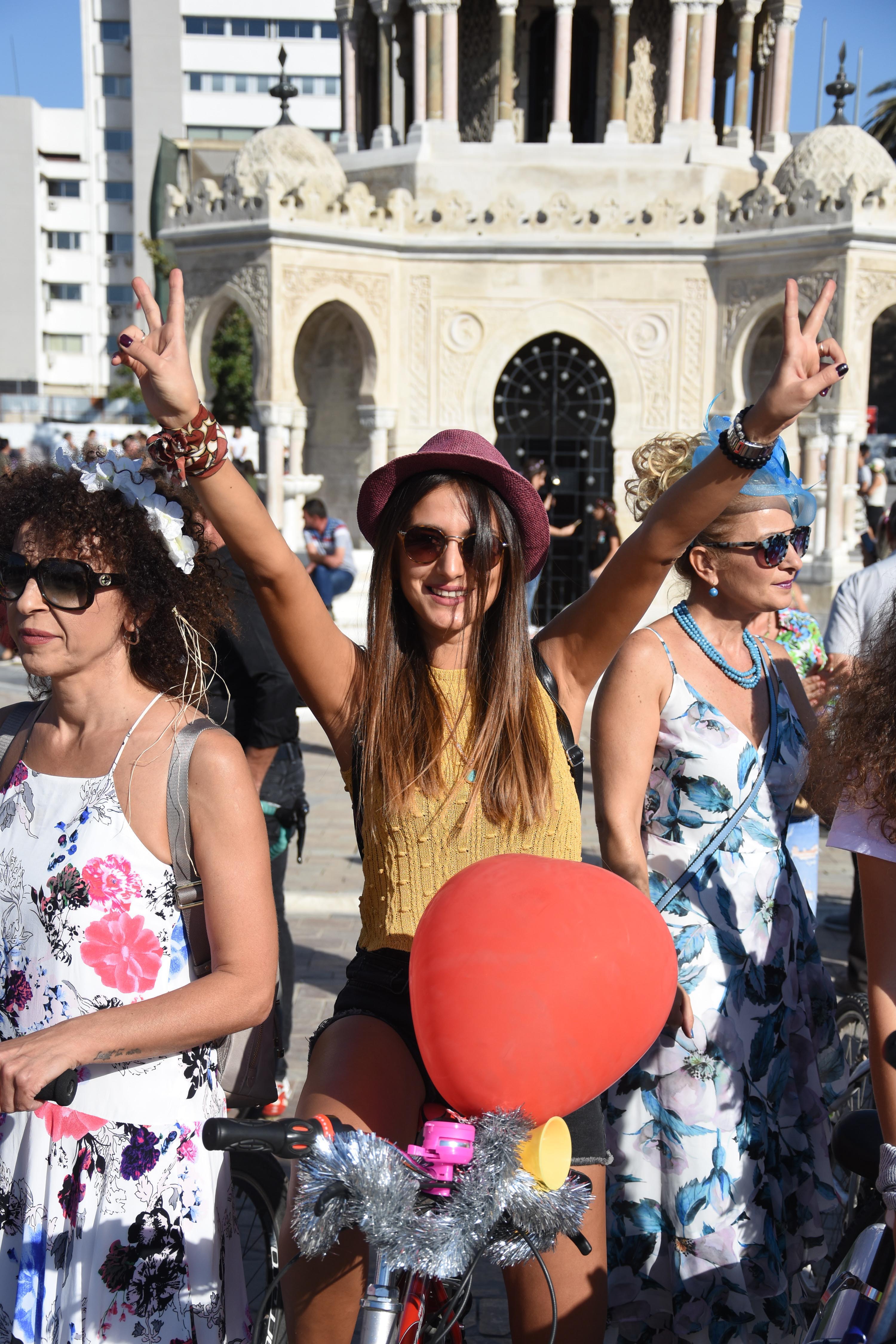 İzmir'in süslü kadınları yolları şenlendirdi