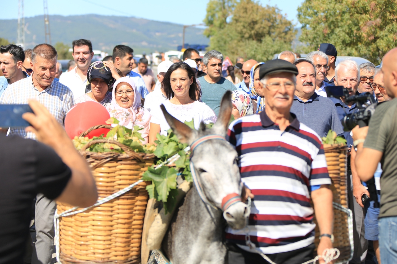 Şerefine Salkım Hanım Üzüm Şenliği coşkusu