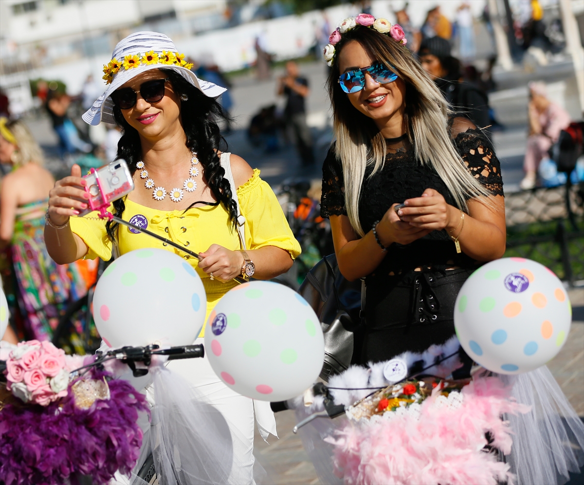 İzmir'in süslü kadınları yolları şenlendirdi