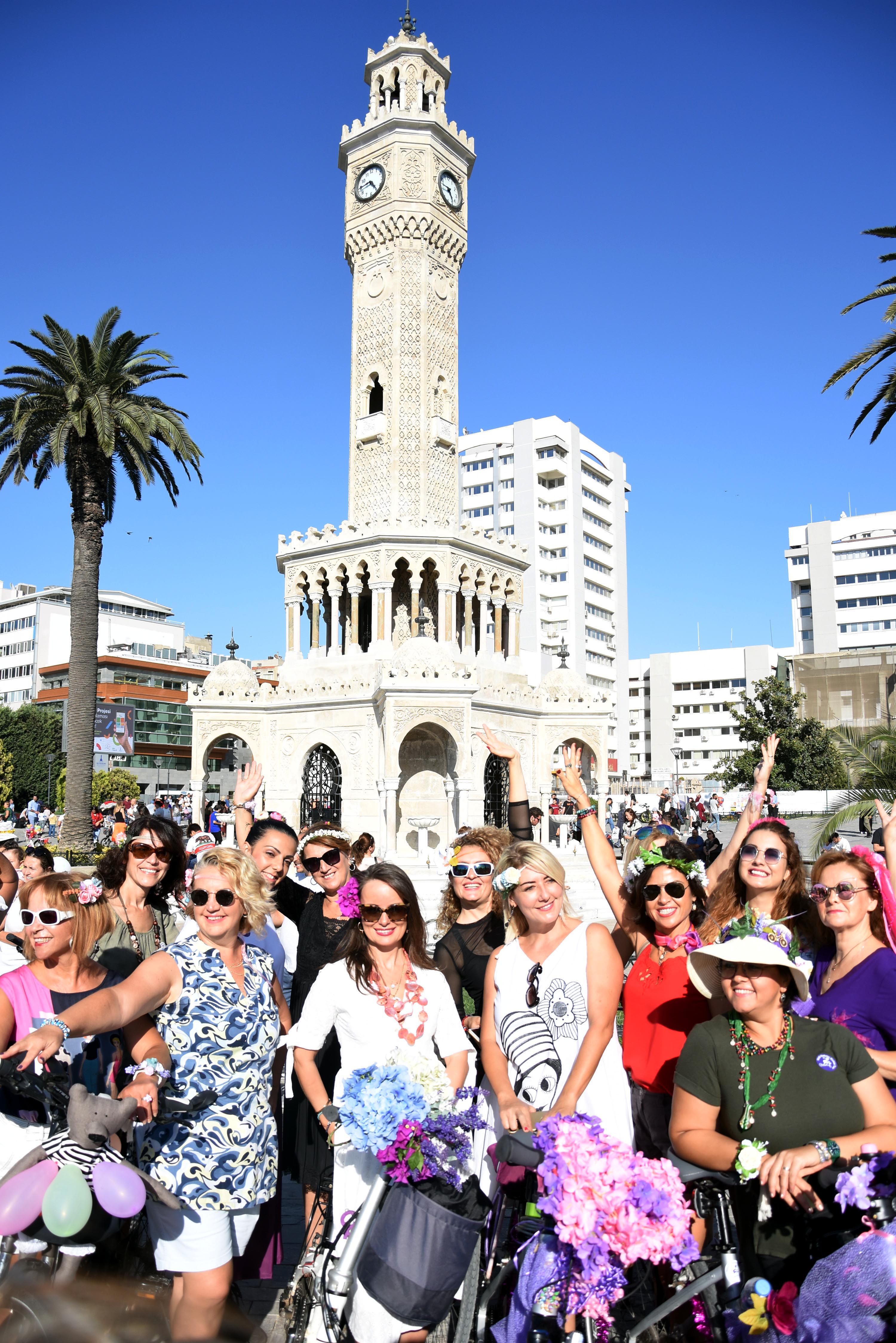 İzmir'in süslü kadınları yolları şenlendirdi