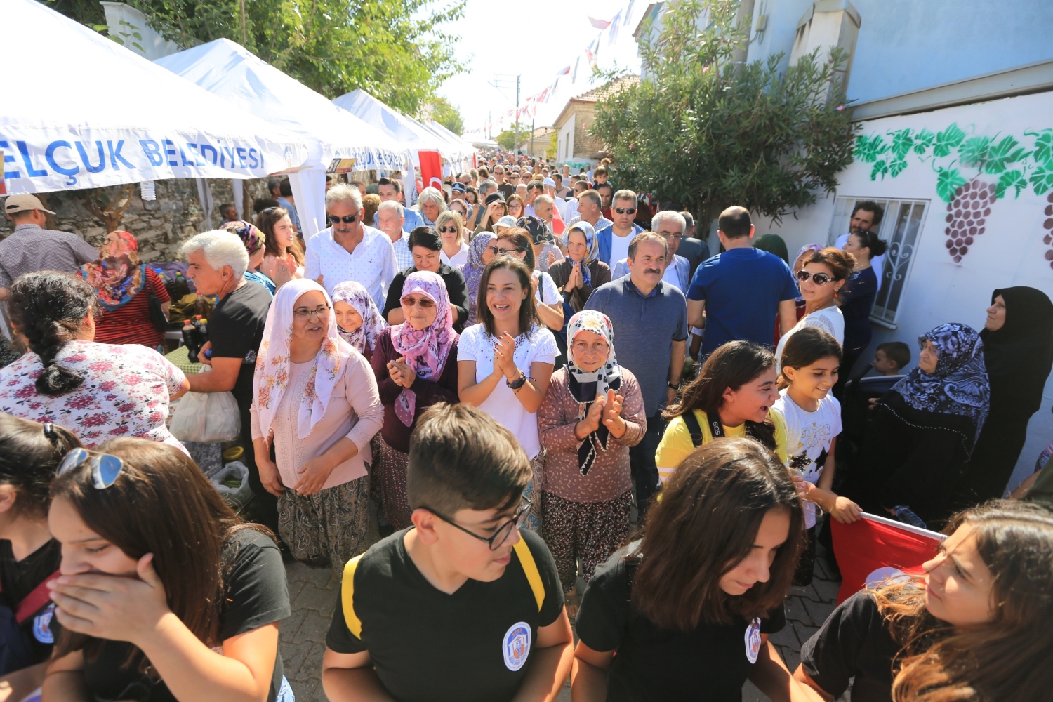 Şerefine Salkım Hanım Üzüm Şenliği coşkusu