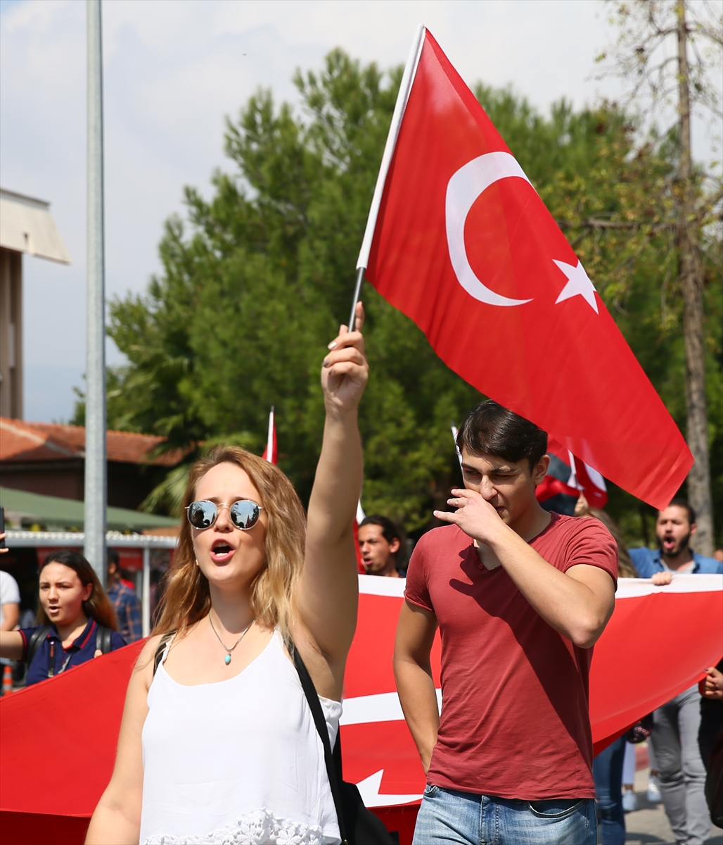 Üniversiteliler 'teröre karşı' yürüdü!