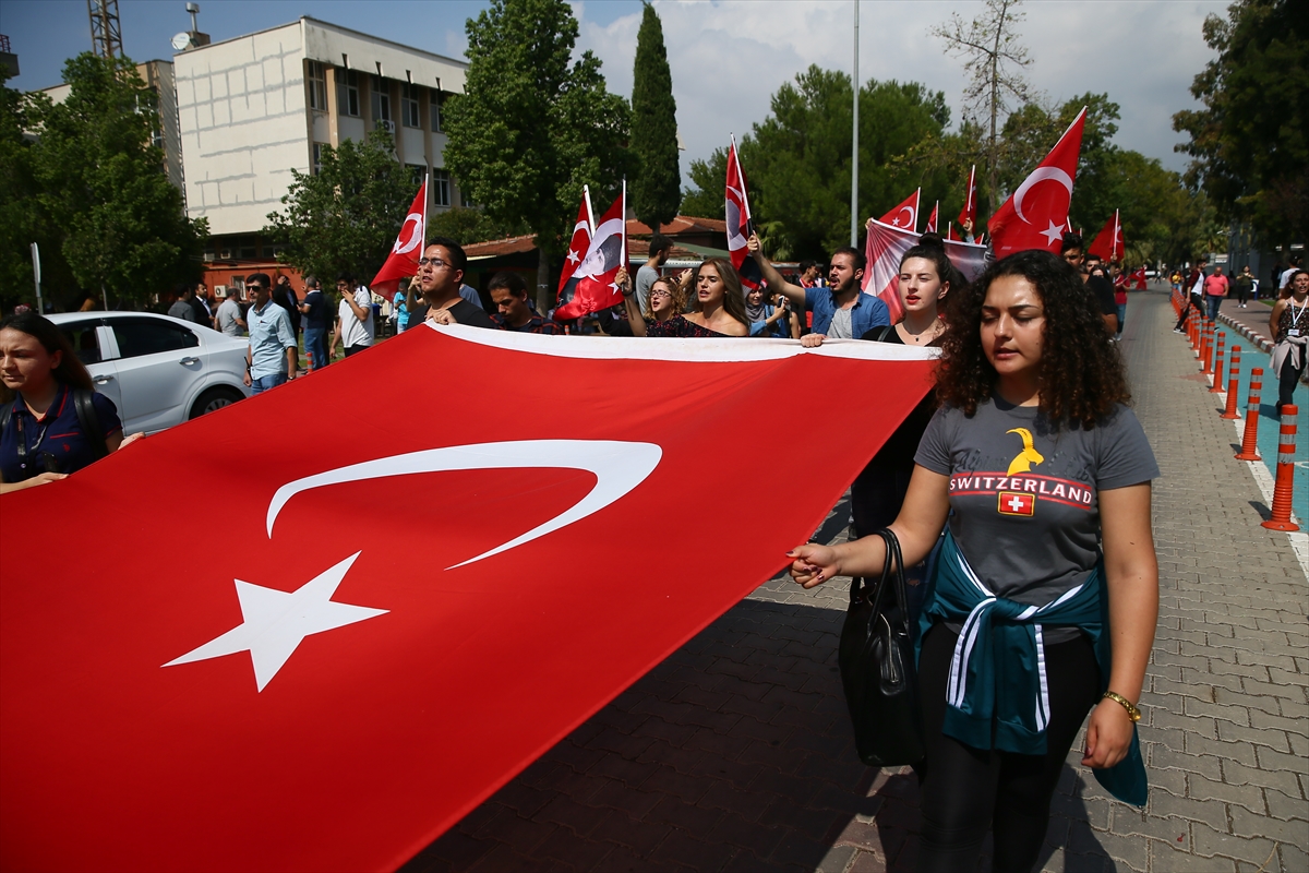 Üniversiteliler 'teröre karşı' yürüdü!