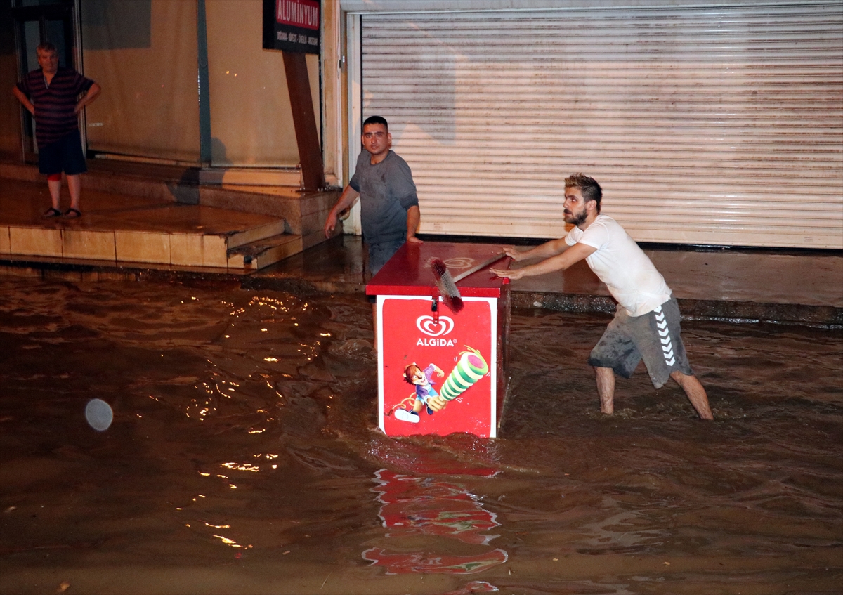 Sağanak İzmir'i olumsuz etkiledi