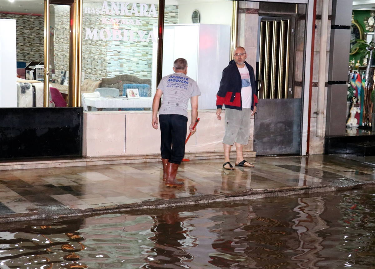 Sağanak İzmir'i olumsuz etkiledi