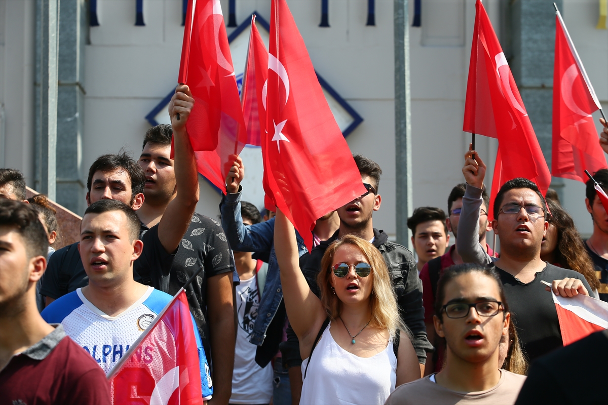 Üniversiteliler 'teröre karşı' yürüdü!