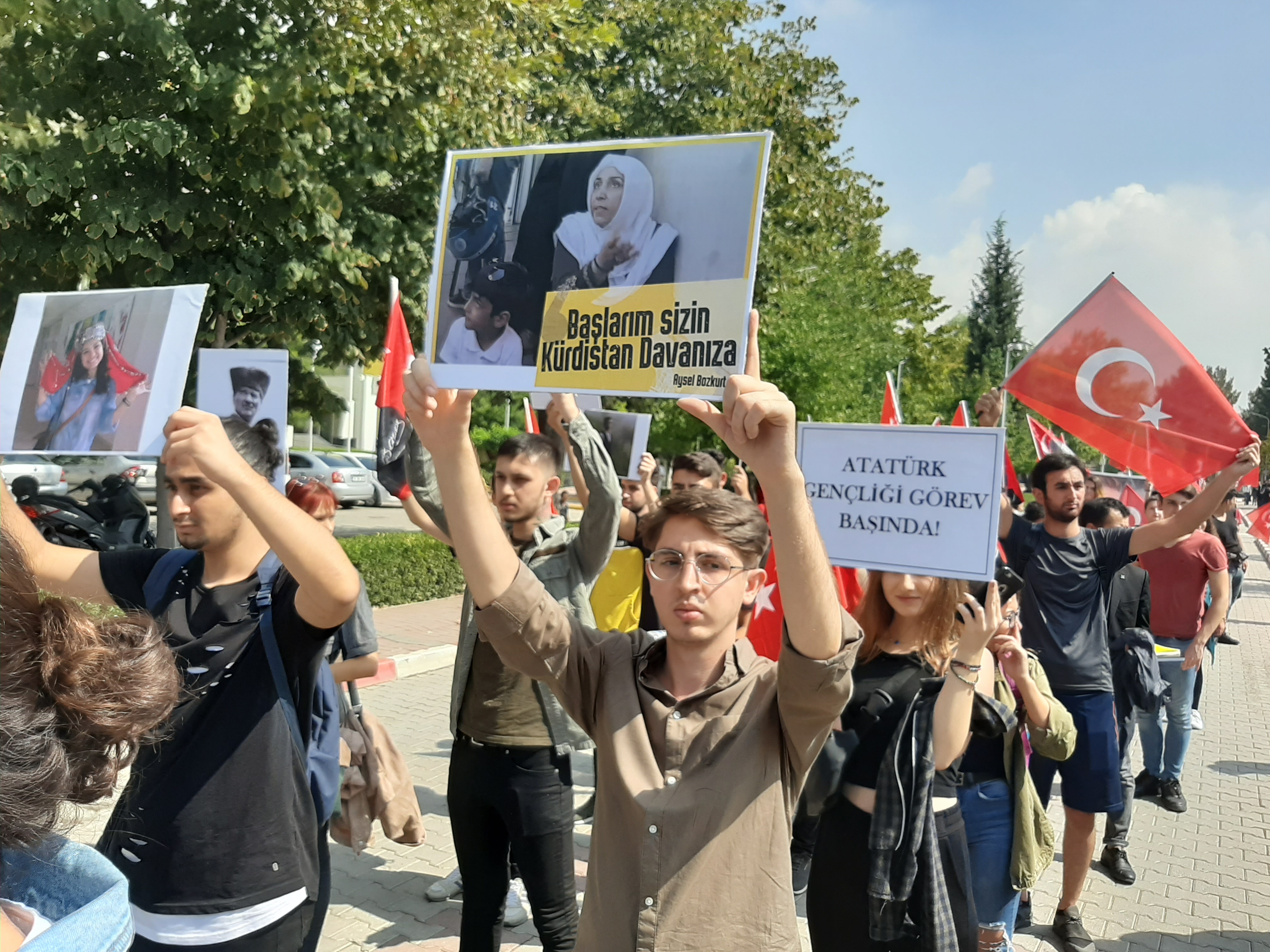 Üniversiteliler 'teröre karşı' yürüdü!