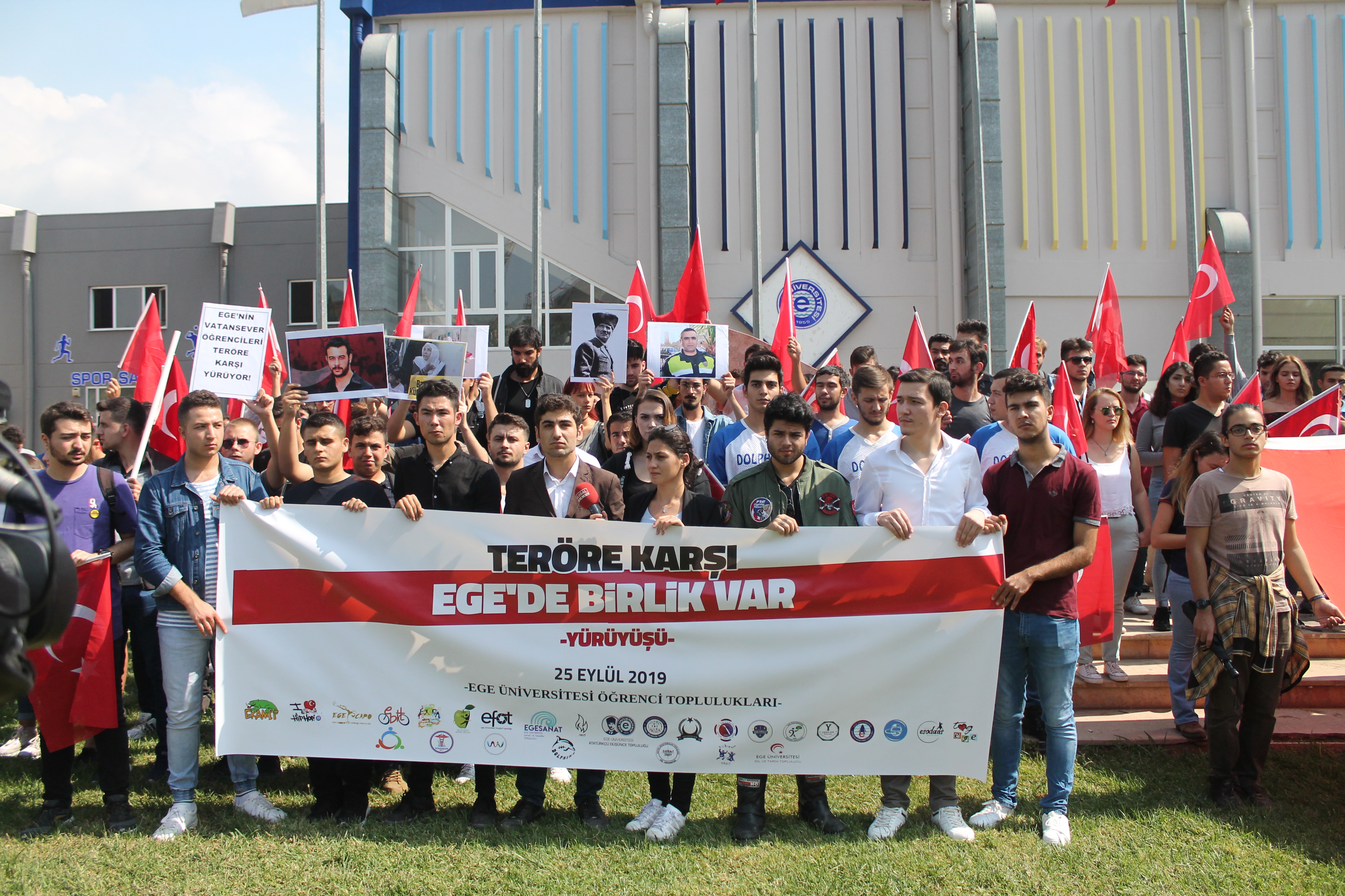 Üniversiteliler 'teröre karşı' yürüdü!
