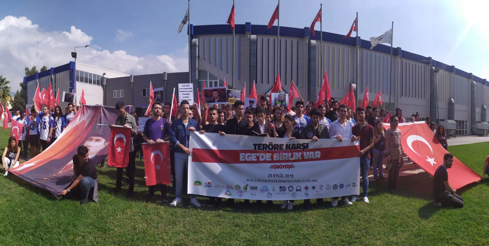Üniversiteliler 'teröre karşı' yürüdü!