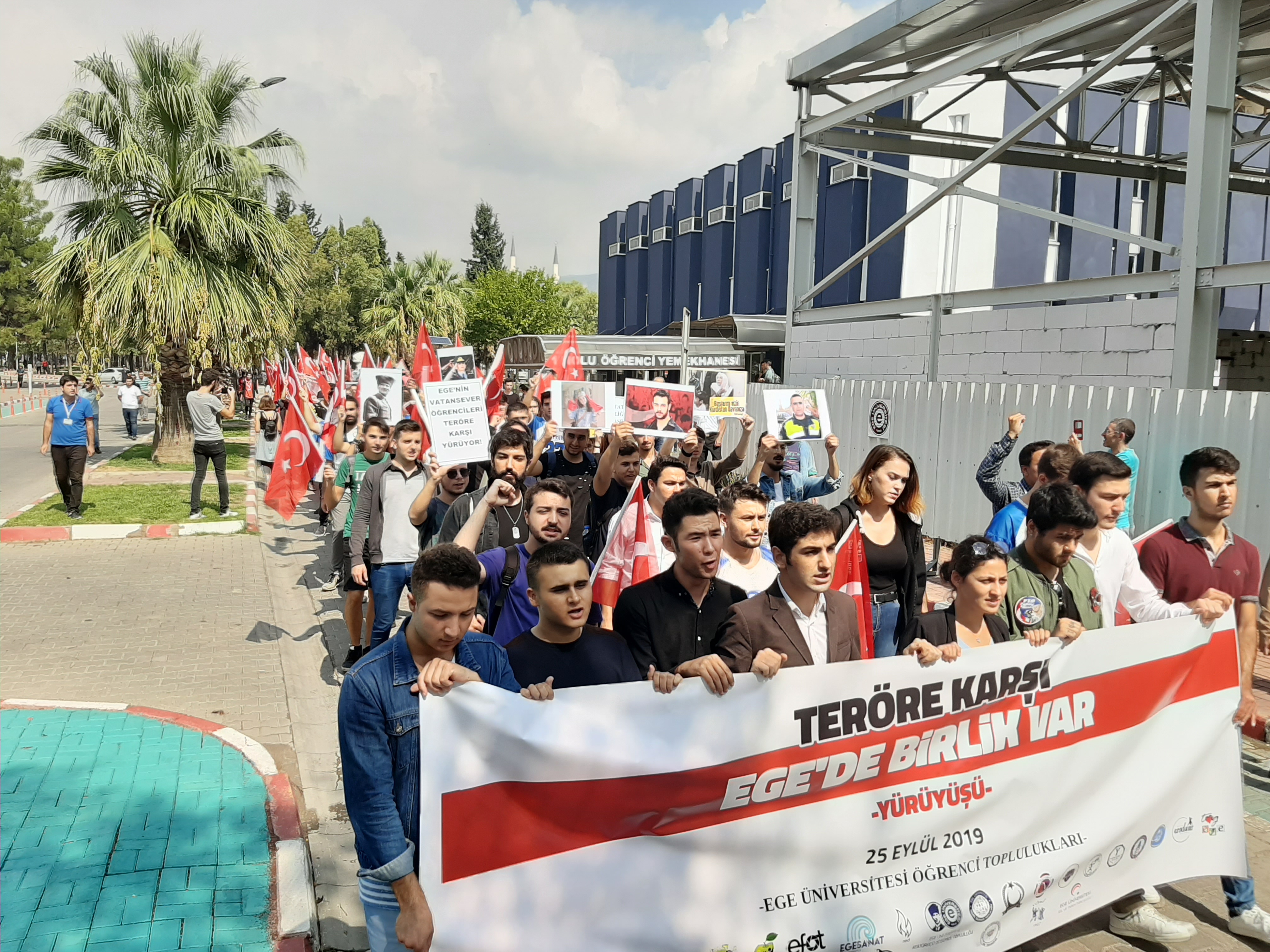 Üniversiteliler 'teröre karşı' yürüdü!