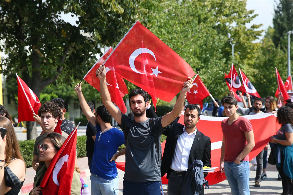 Üniversiteliler 'teröre karşı' yürüdü!