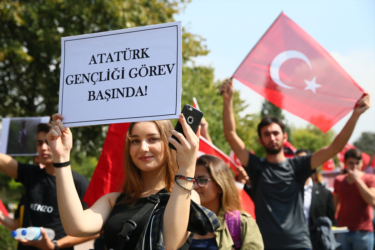 Üniversiteliler 'teröre karşı' yürüdü!