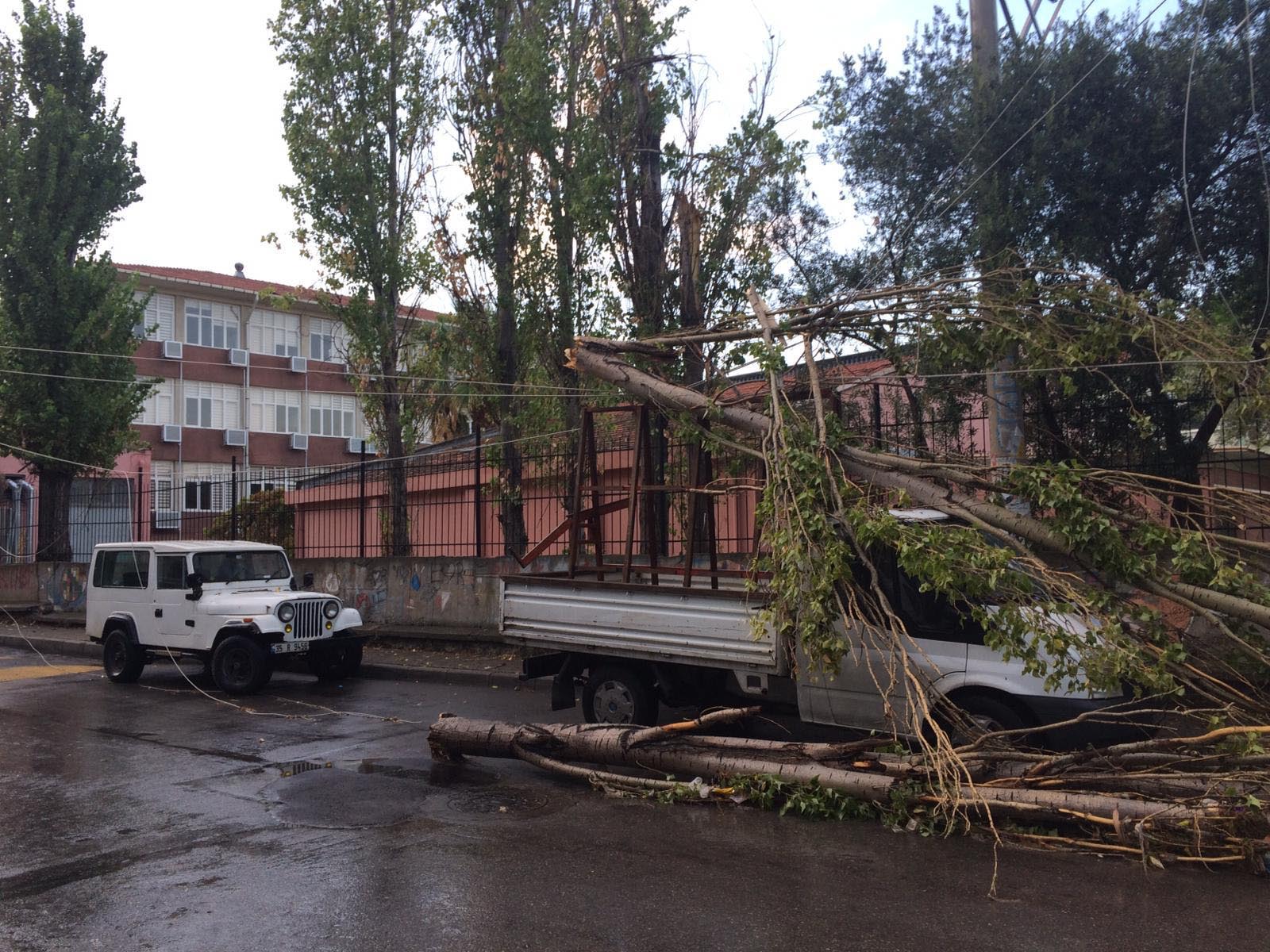 Sağanak İzmir'i olumsuz etkiledi