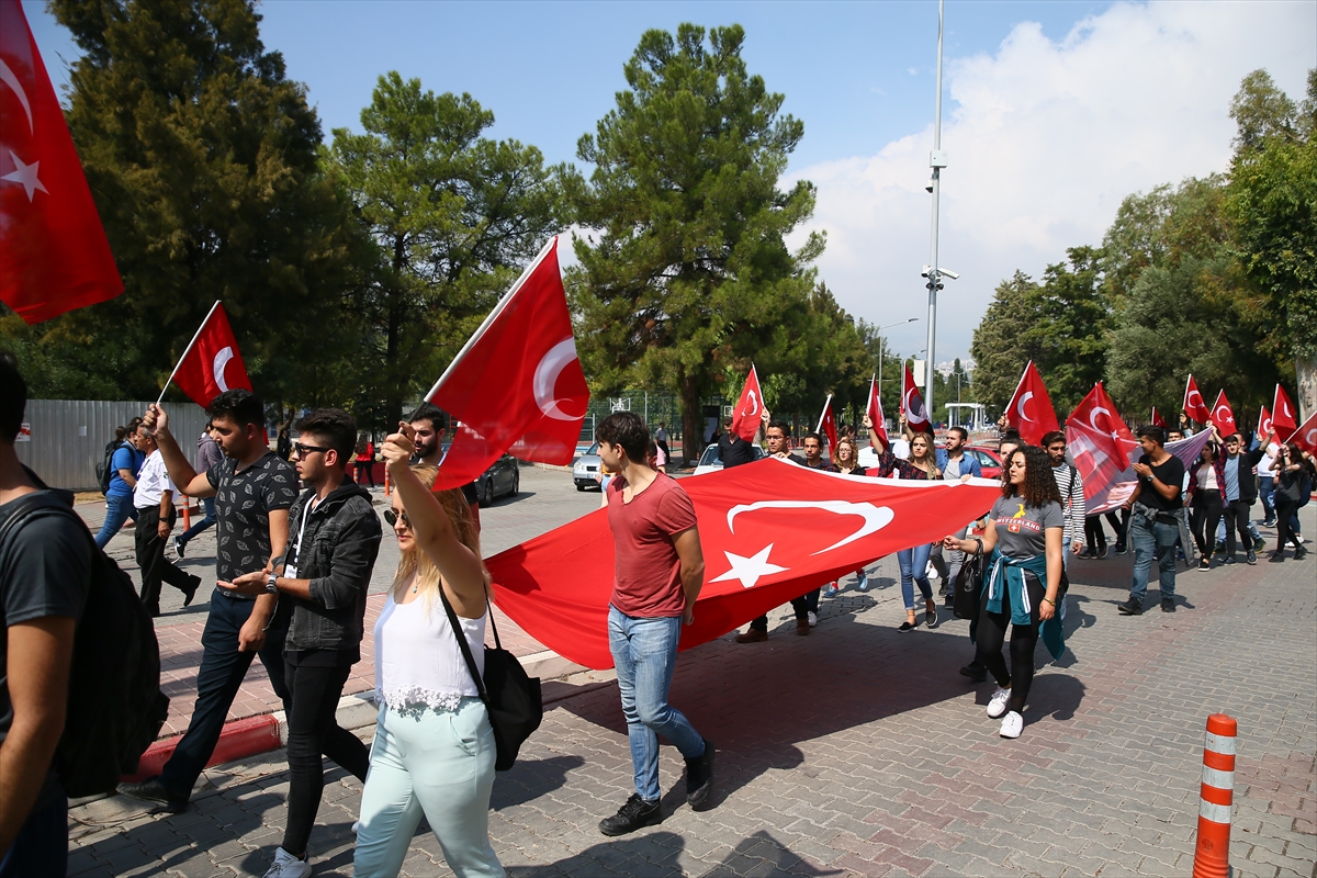 Üniversiteliler 'teröre karşı' yürüdü!