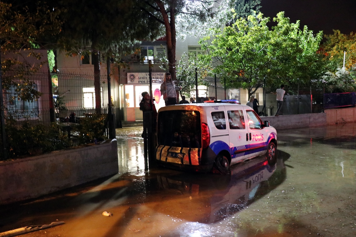 Sağanak İzmir'i olumsuz etkiledi