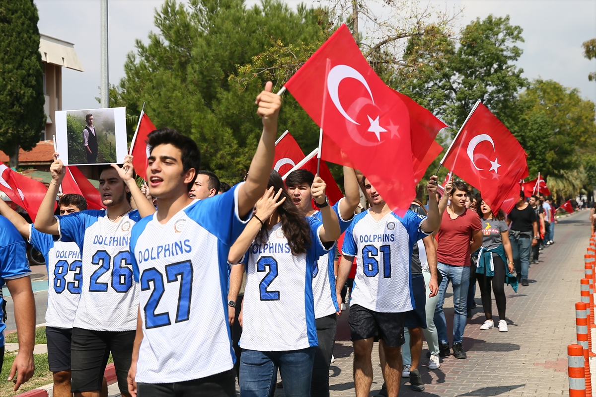 Üniversiteliler 'teröre karşı' yürüdü!