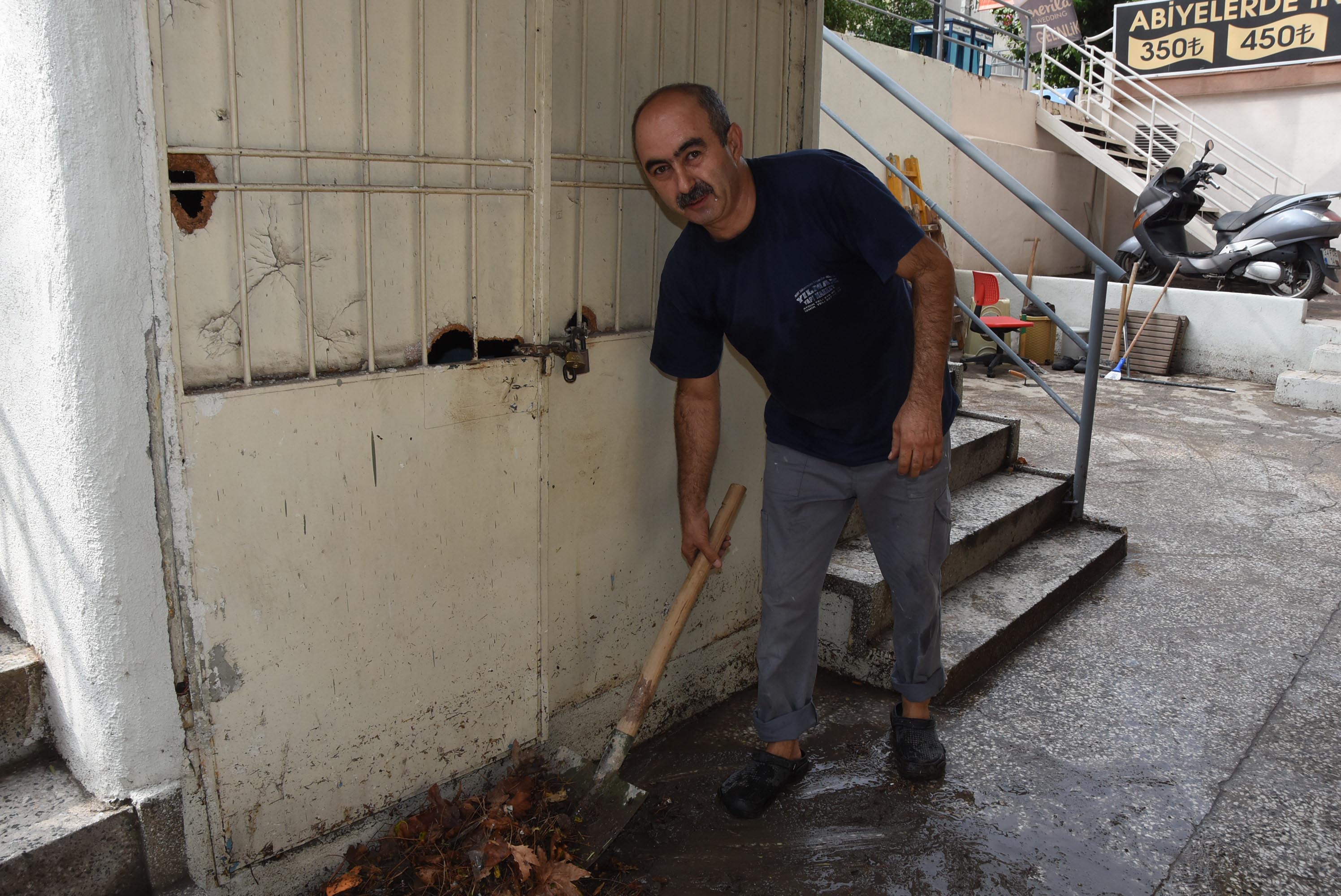 Sağanak İzmir'i olumsuz etkiledi