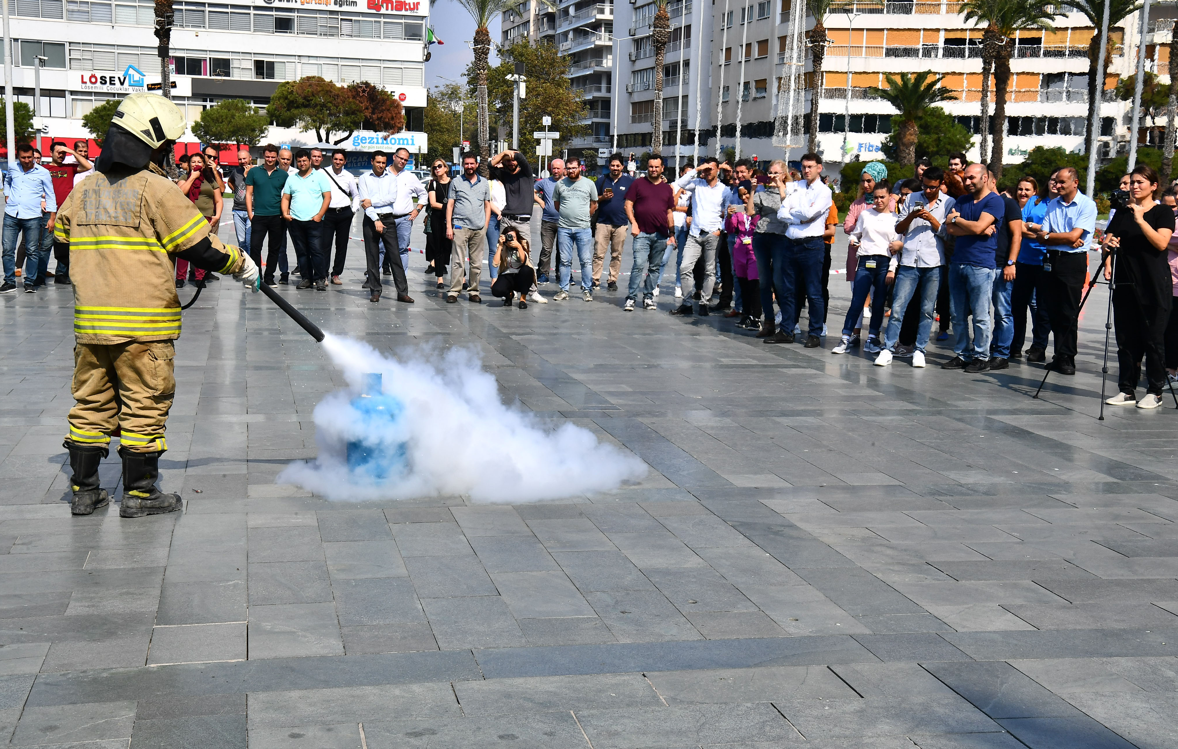 İzmir'de yüksek katlı binada yangın tatbikatı