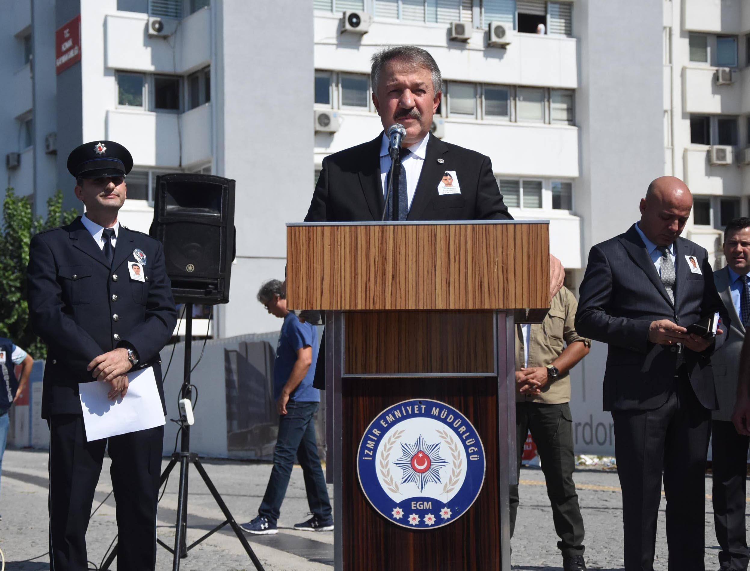 İzmir'de şehit polis için tören