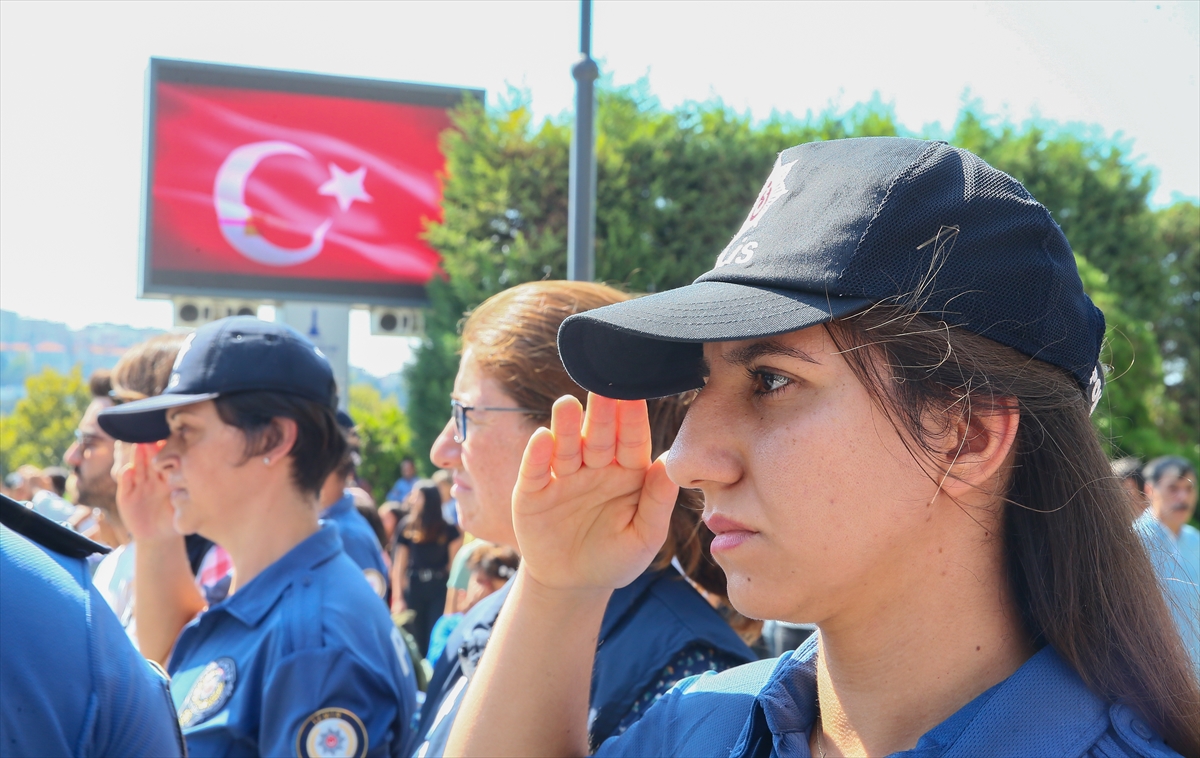 İzmir'de şehit polis için tören