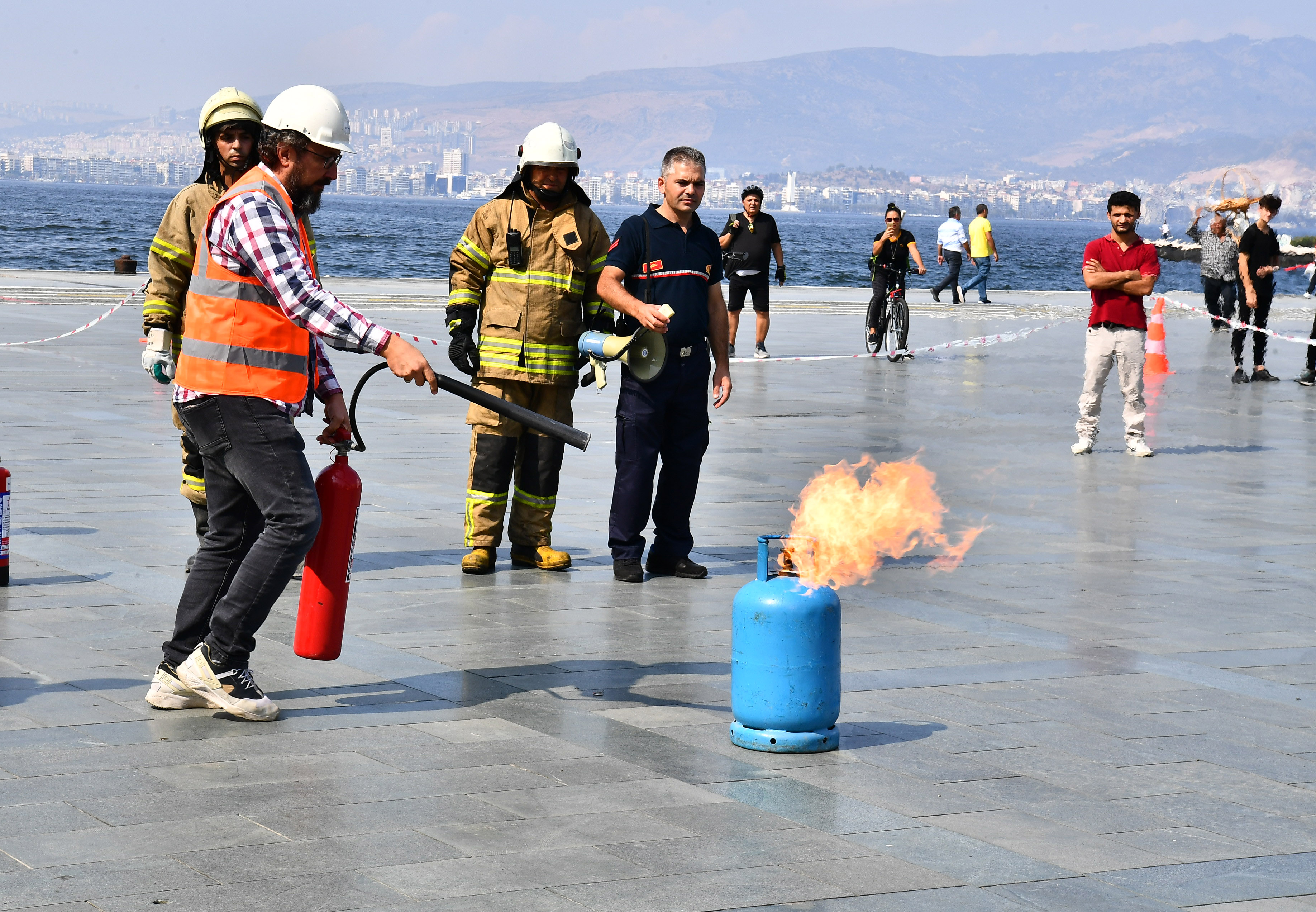 İzmir'de yüksek katlı binada yangın tatbikatı