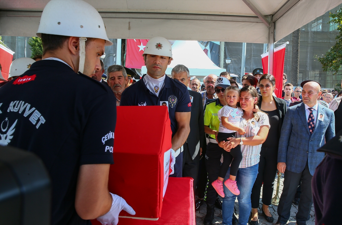 İzmir'de şehit polis için tören