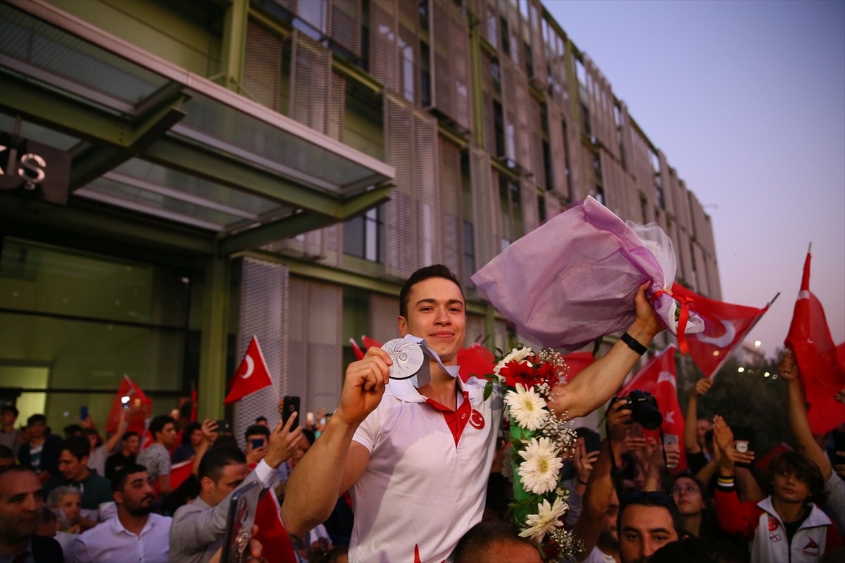 Olimpiyat gururlarına muhteşem karşılama